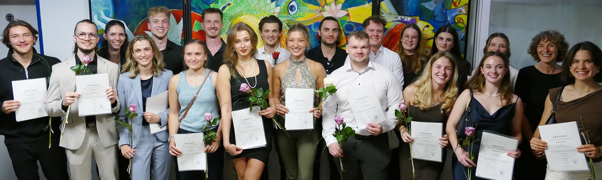 Die neue Generation von Physiotherapeutinnen und Physiotherapeuten (36 B) mit ihren Abschlusszeugnissen und Berufsurkunden in den Händen.