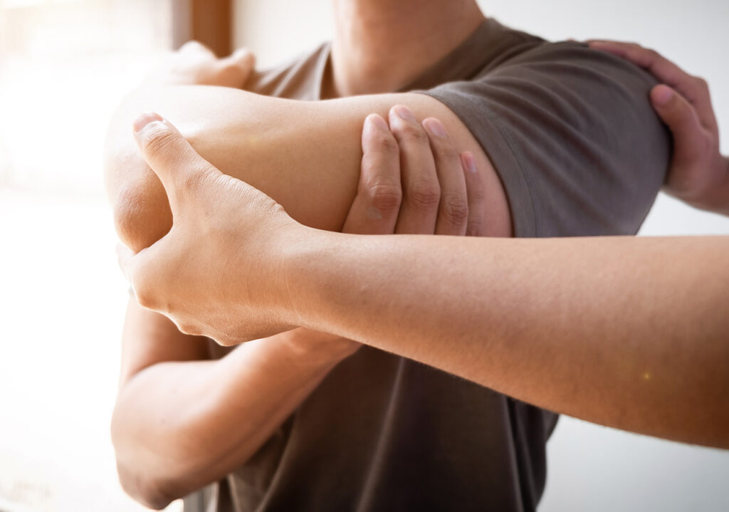Physiotherapeut behandelt Schulter Nahaufnahme